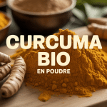 Curcuma bio en poudre et racines fraîches sur bois