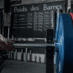 poids de la barre de musculation sur banc avec main