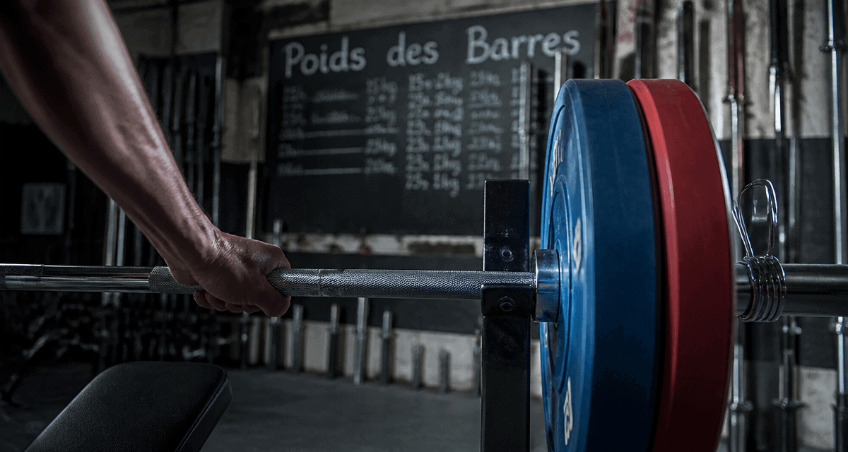poids de la barre de musculation sur banc avec main