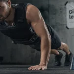 Gilet lesté noir avec plaques, position de pompe gainage