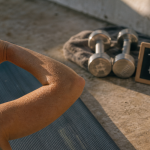 Muscle sous les bras : triceps fermes, bras en flexion pour pompes