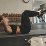 Muscler les abdominaux profonds : posture dead bug en salle de sport