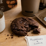 Protein cookie : cookie protéiné chocolat noir, texture épaisse et morceaux