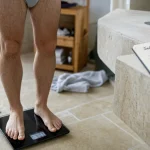 Se peser tous les jours : balance électronique et carnet de suivi en salle de bain