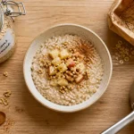Flocon.d avoine pour porridge pomme-cannelle, flocons et bouillie crémeuse